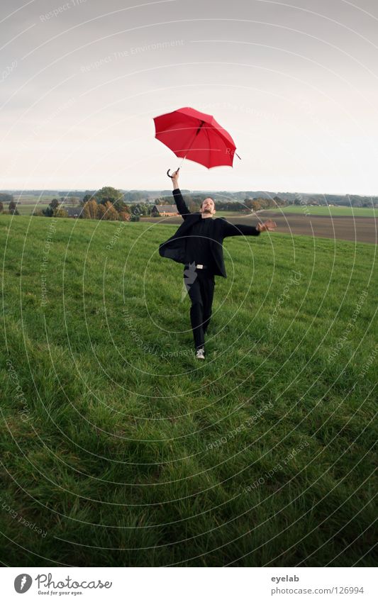 Eiernacken (2) Mann Regenschirm Feld Landwirtschaft Wiese Ebene Anzug grün rot schwarz Kerl Grimasse Akrobatik Kunst Horizont Zirkus improvisieren Tanzen