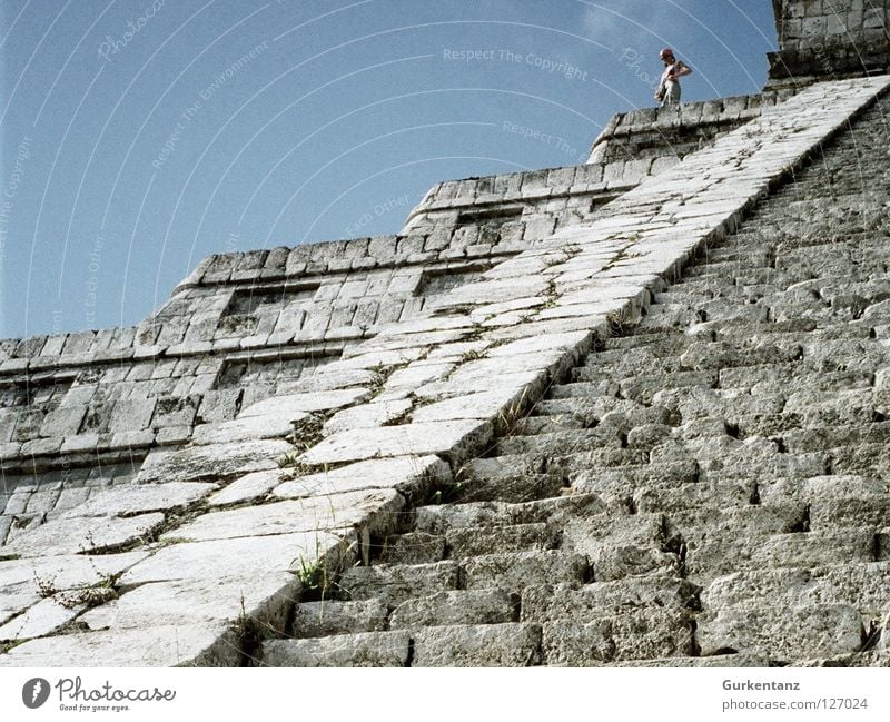 Top of Yucatan Tempel Indianer Mittelamerika Frau steil aufsteigen Bergsteigen Mexiko Gotteshäuser chichen itzamaya Pyramide Himmel Mensch menschlein Stein