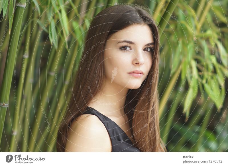 Stella IX Mensch feminin Junge Frau Jugendliche 1 13-18 Jahre 18-30 Jahre Erwachsene Umwelt Natur Pflanze Bambus Garten Park Mode Kleid Haare & Frisuren brünett