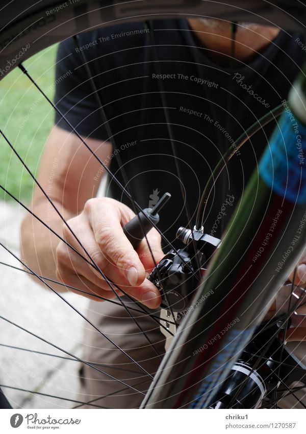 Fahrrad aufbauen 2 Freizeit & Hobby Fahrradtour Fahrradfahren Werkzeug neu Farbfoto Außenaufnahme Tag Schwache Tiefenschärfe