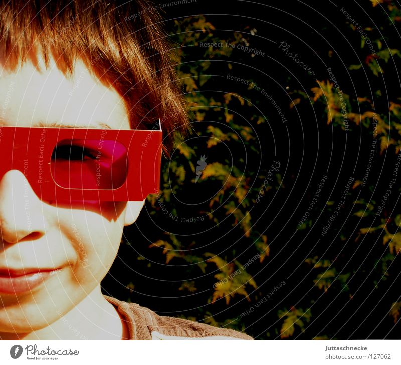 Paulchen Junge Kind rot rosa Brille Sonnenbrille Porträt blenden mehrfarbig Freude Lausejunge Gesicht Nase Mund Auge Juttaschnecke rosarote Brille fun lustig