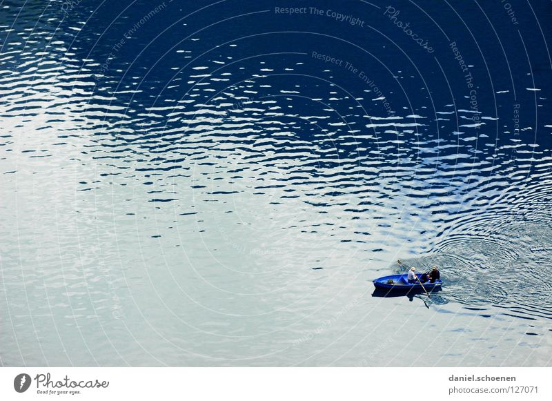 Anglertraum in blau See Wasserfahrzeug Freizeit & Hobby Angeln Wellen Hintergrundbild Muster Rudern Ruderboot ruhig Einsamkeit Oberfläche Gebirgssee Schweiz