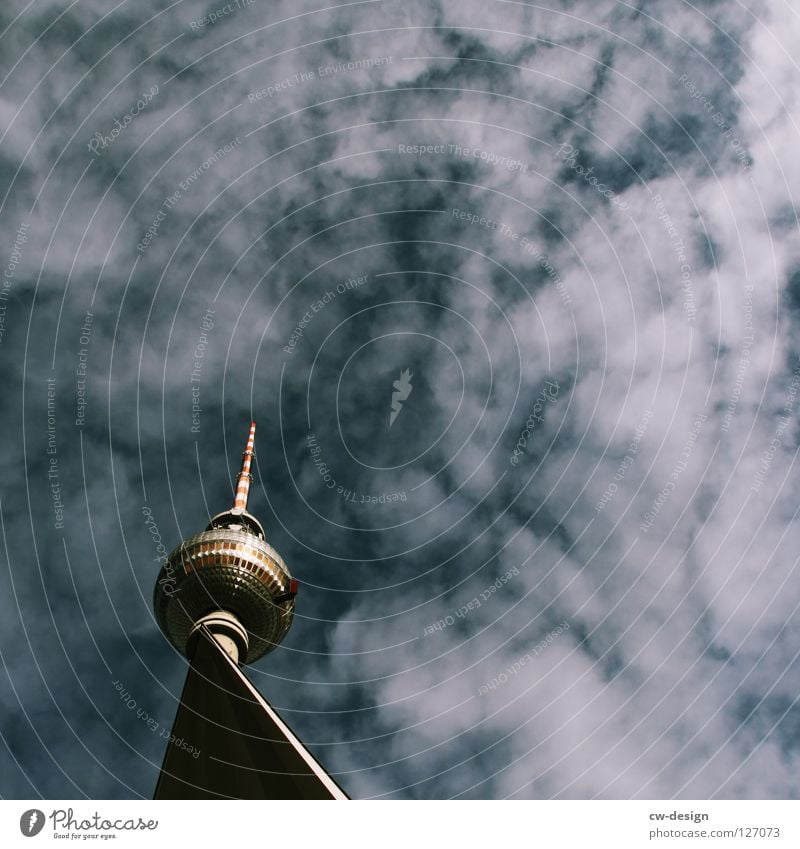 Die Spitze vom Betonturm Wolken Sightseeing Fernsehen Rathaus Kunst interessant Wahrzeichen Symbole & Metaphern Bekanntheit krumm Alexanderplatz Denkmal weiß