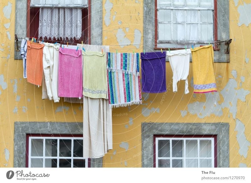 Nicht nur sauber, sondern rein Häusliches Leben Wohnung Hausfrau Porto Portugal Europa Altstadt Mauer Wand Fassade Fenster Bekleidung Unterwäsche Handtuch