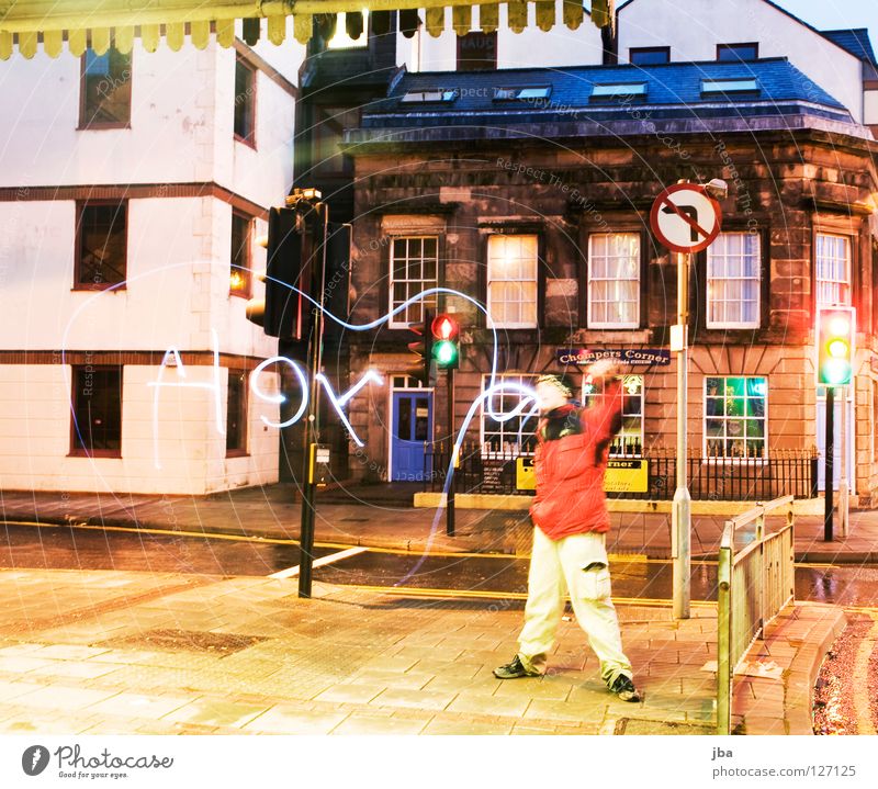 Liverpool reloaded Langzeitbelichtung Sprechblase falsch verkehrt Mann Straßenbeleuchtung Mauer Fassade Haus Fenster Morgen satt Farbe Hey Mensch
