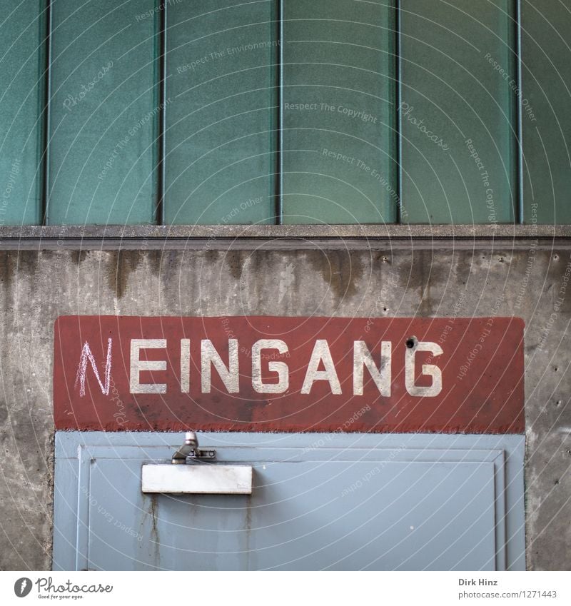 "Neingang" Arbeitsplatz Fabrik Industrie Schriftzeichen Schilder & Markierungen Hinweisschild Warnschild alt außergewöhnlich lustig trist grau rot Eingang