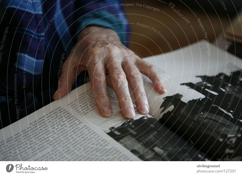 Großvater's Hand Senior Krieg Unterdrückung Innenaufnahme Frieden zeigen Buch lesen Seniorenpflege