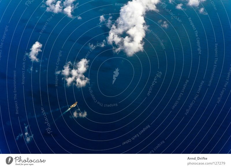 Kleines Schiff Wasserfahrzeug Wolken Luftaufnahme Meer Aussicht Vogelperspektive Wellen Einsamkeit klein luftig Frachter See Seeweg Schifffahrt