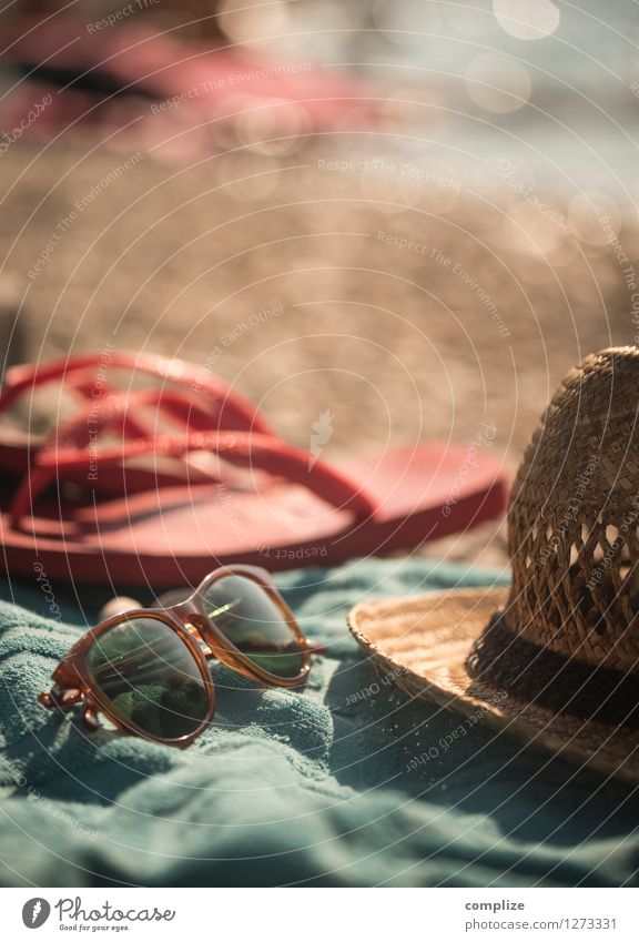 Strand-Gut! Gesundheit Ferien & Urlaub & Reisen Tourismus Ferne Sommer Sommerurlaub Sonne Sonnenbad Meer Insel Wellen Erholung Strohhut Sonnenbrille Handtuch