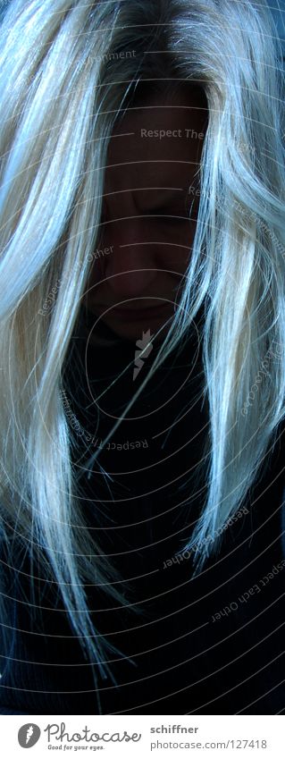 Bad Hair Day Haare & Frisuren Perücke blond Haarsträhne Trauer Heulsuse unfreundlich In sich gekehrt schlafen Halbschlaf Liebeskummer Verzweiflung Frau feminin