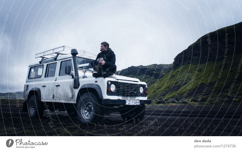 Kaffeepause Island Junger Mann Jugendliche 1 Mensch Landschaft Erde Wolken schlechtes Wetter Unwetter Nebel Moos Hügel Felsen Vulkan jeep genießen Fernweh