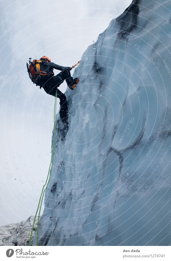 Eisklettern am Gletscher Vatnajökull Iceland Junger Mann Jugendliche 1 Mensch 30-45 Jahre Erwachsene Urelemente Winter Schnee Schlucht Insel Island entdecken