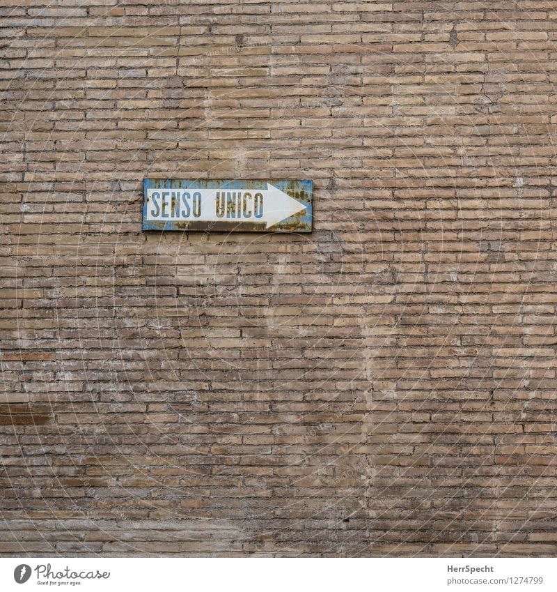 Wegweisung Rom Italien Bauwerk Gebäude Mauer Wand Straßenverkehr Schilder & Markierungen Hinweisschild Warnschild Verkehrszeichen alt ästhetisch Stadt braun