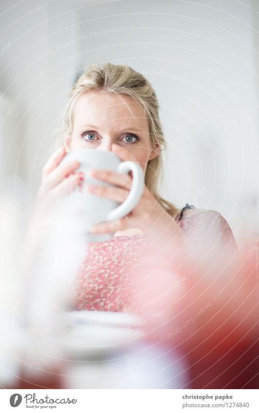 Frau mit Teetasse nachdenklich Schwache Tiefenschärfe trinken Frühstück Innenaufnahme blond 1 Mensch Tasse Wohnzimmer hell festhalten Kaffee Kaffeetasse