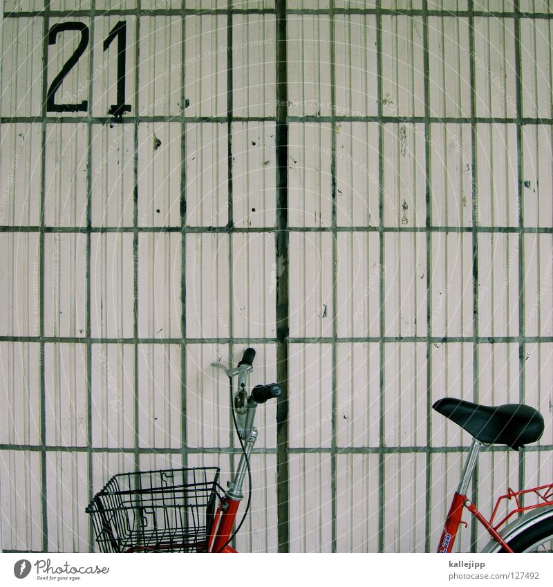 § 21 StGB verminderte schuldfähigkeit Fahrrad Oldtimer Rad Hinterhof Gitter Einfahrt Abstellplatz Billig ökologisch Klimaschutz Gummi Silhouette Ständer Mauer