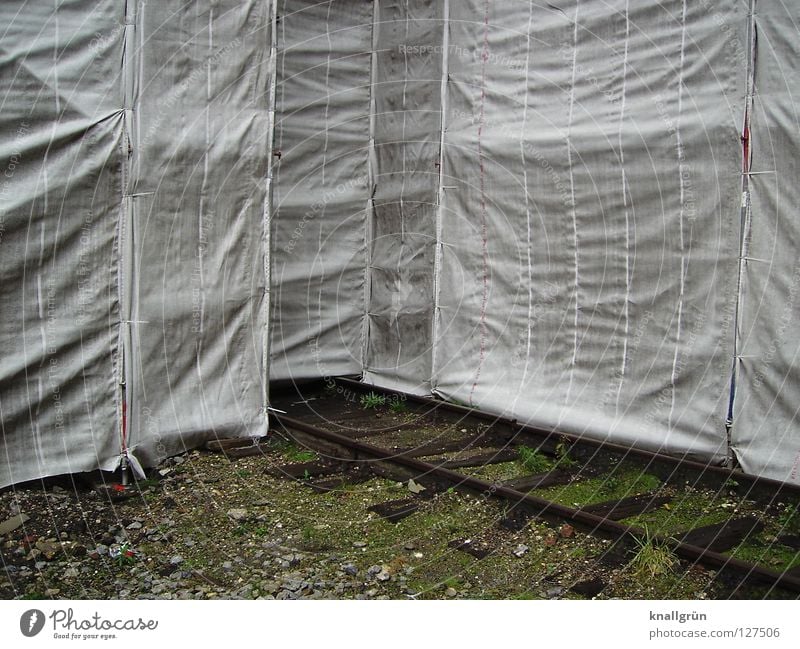 Abgehangen verpackt weiß braun Folie Gleise Eisenbahnschwelle Baustelle Streifen verdeckt verfallen Industrie Vergänglichkeit Hülle Strukturen & Formen