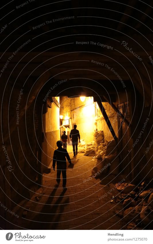 Fés bei Dunkelheit Mensch maskulin Junge Mann Erwachsene 3 3-8 Jahre Kind Kindheit 18-30 Jahre Jugendliche laufen Marokko Fes Afrika Medina Nacht Stadt Stimmung