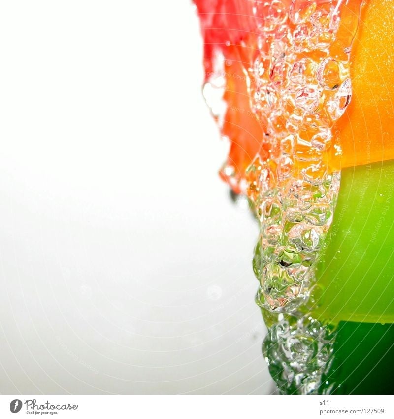 RainbowWater II Freude Bad Wasser Wassertropfen Tropfen Reinigen kalt nass Durst Farbe rein Wasserstrahl tropfend Erfrischung Regenbogen fließen Lebensnotwendig