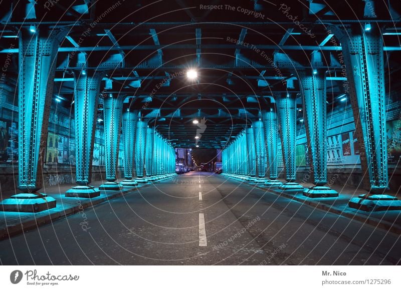kalt | stahl Stadt Brücke Tunnel Architektur Verkehrswege Straßenverkehr blau türkis Stahl stahlblau Unterführung Mittelstreifen Beleuchtung Kunstlicht