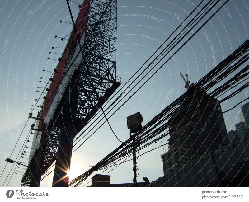 Werbeträger Abend Sonne Baustelle Kabel Gebäude gigantisch groß Macht Werbung Ankündigung Außenwerbung Reklamewand Scheinwerfer Sonnenuntergang Oberleitung