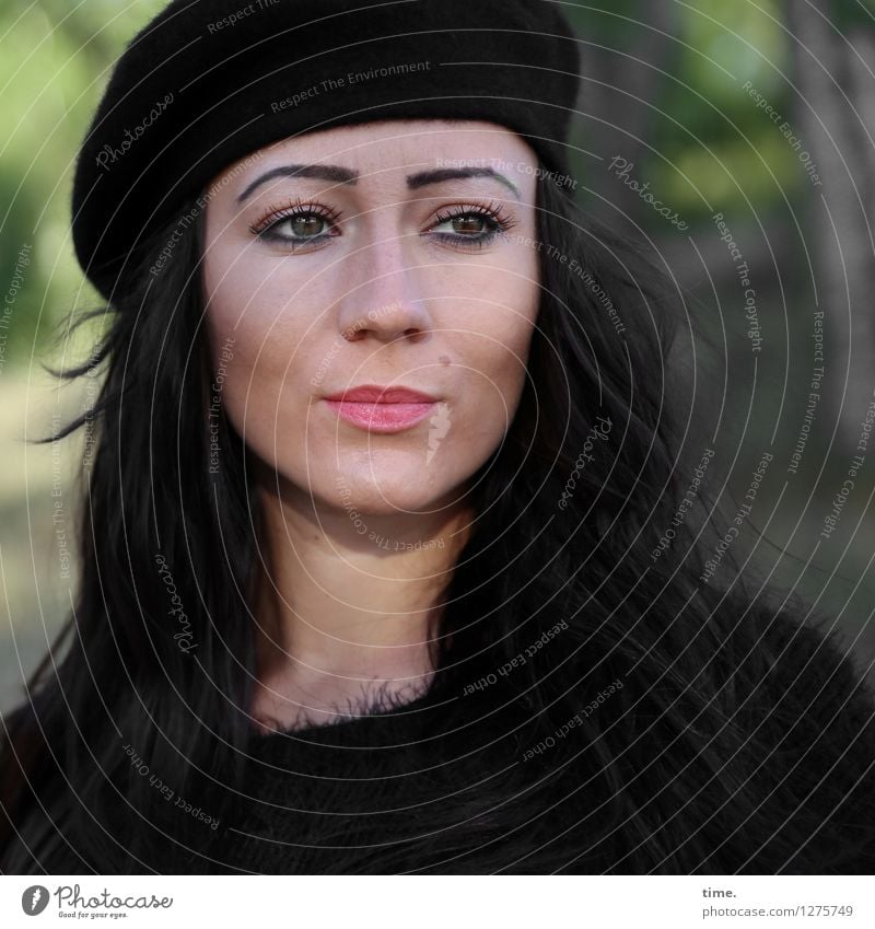Nastya feminin Frau Erwachsene 1 Mensch Wald Pullover Mütze schwarzhaarig langhaarig beobachten Denken Blick warten schön Ehre Coolness Willensstärke