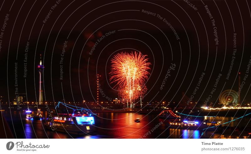 Feuerwerk Rheinkirmes 01 Nachtleben Jahrmarkt Wasser Nachthimmel Flussufer Düsseldorf Stadt Hafenstadt Brücke Passagierschiff Fähre mehrfarbig Farbfoto