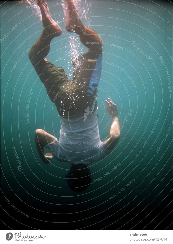 Downunder Unterwasseraufnahme unterwegs Schwimmbad See tauchen Meer Wasser Luftblase Kopf Mann Freitauchen Sommer zyan türkis Wellen Wassersport Schifffahrt