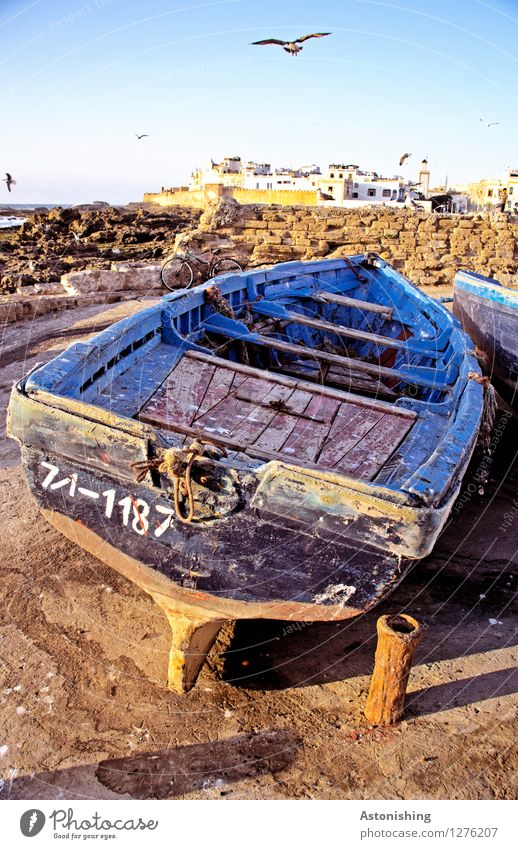 Das alte Fischerboot Umwelt Natur Himmel Horizont Sommer Wetter Schönes Wetter Felsen Küste Meer Atlantik Essaouira Marokko Stadt Hafenstadt Altstadt Haus Mauer