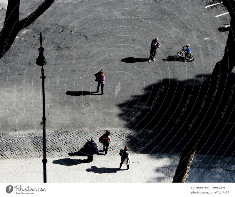 orientierungslos Mensch Laterne Baum Rom Italien schwarz weiß dunkel Physik gehen Wege & Pfade Bürgersteig Publikum ruhig Kulisse Bühnenbild Schwarzweißfoto