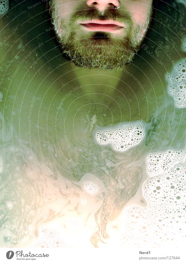 Schaum Mann Bart grün schön Wasser Schwimmen & Baden Mund Nase Waschen Badewasser Bildausschnitt Anschnitt Gesichtsausschnitt Detailaufnahme Männergesicht