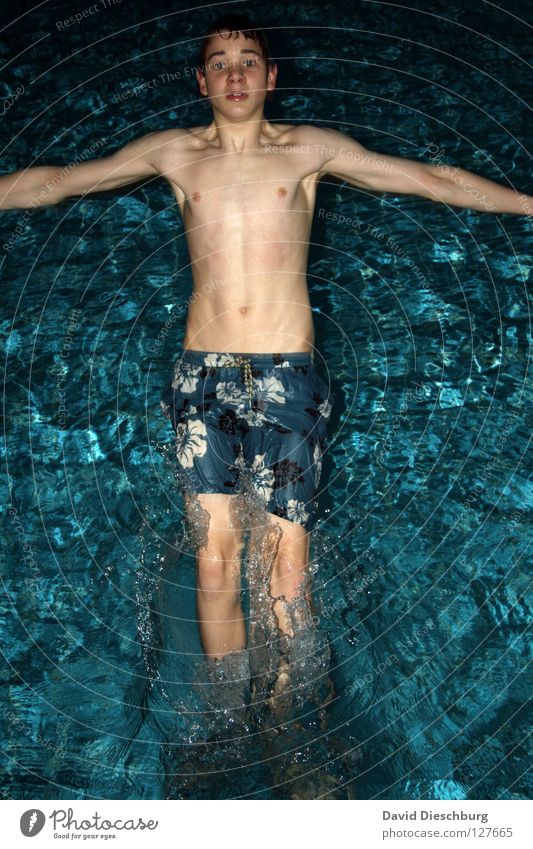 Falling down Jugendliche Junger Mann 1 Mensch einzeln 13-18 Jahre Oberkörper Badehose maskulin muskulös dünn Blick in die Kamera Porträt Schwimmen & Baden