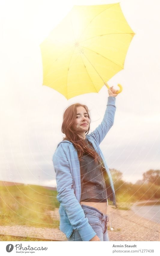 lächelnde Frau mit gelbem Regenschirm Lifestyle Stil schön Leben Zufriedenheit Mensch feminin Junge Frau Jugendliche Erwachsene 1 13-18 Jahre Natur Wetter