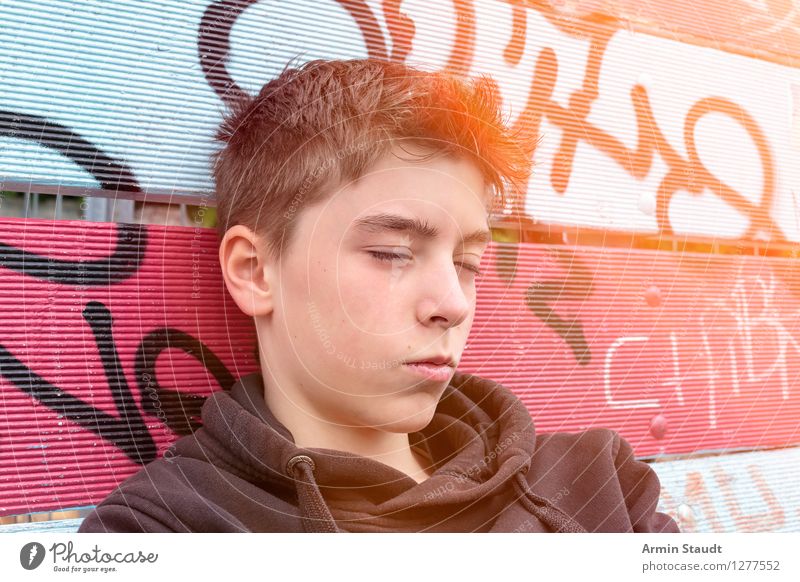 Porträt eines schlafenden Teenagers, der auf einer Bank sitzt Lifestyle Stil Design schön Sommer Mensch maskulin Junger Mann Jugendliche Kopf 1 13-18 Jahre