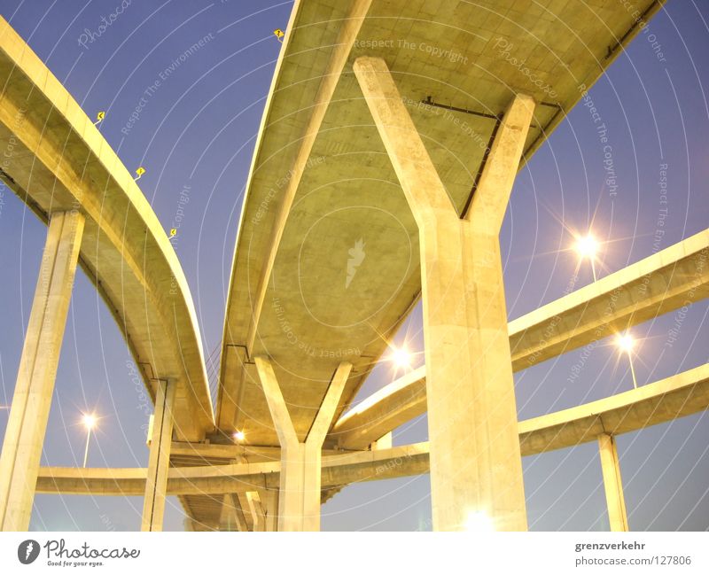 Organismus Nacht Brücke Beton gigantisch kalt Macht Betonpfeiler Betonwerk Dipangkorn Rasmijoti Bridge Gussbeton Mega Bridge Stahlbetonbau Bangkok organisch
