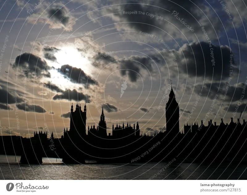 Remember, Remember... Big Ben Houses of Parliament London England Themse Großbritannien Kunst Sightseeing Konstruktion Wolken Kondensstreifen Sonne Stadt