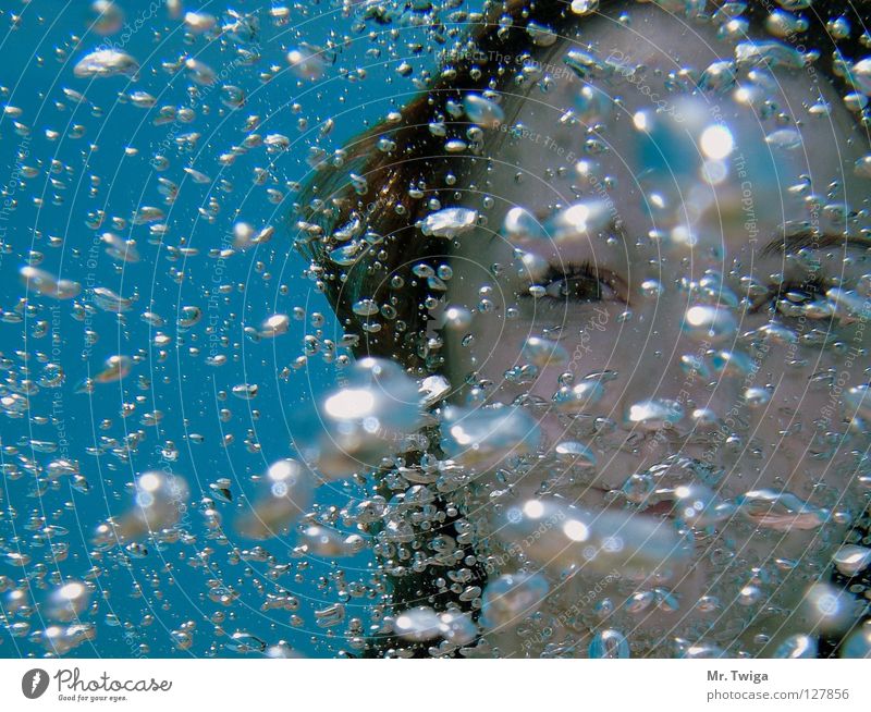 luftblasenspiel Unterwasseraufnahme tauchen Luftblase schön Schrecken Wasser blau