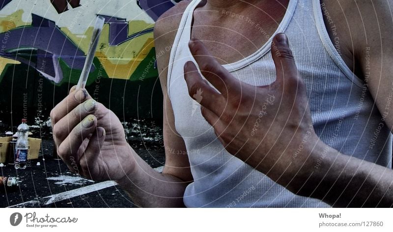 Ghettofrühstück Mann Kerl Hand gestikulieren Joint Dübel Rock 'n' Roll Papierrollen drehen Verfall aufwickeln Rauchen inhalieren Russen Löten Zigarettenmarke