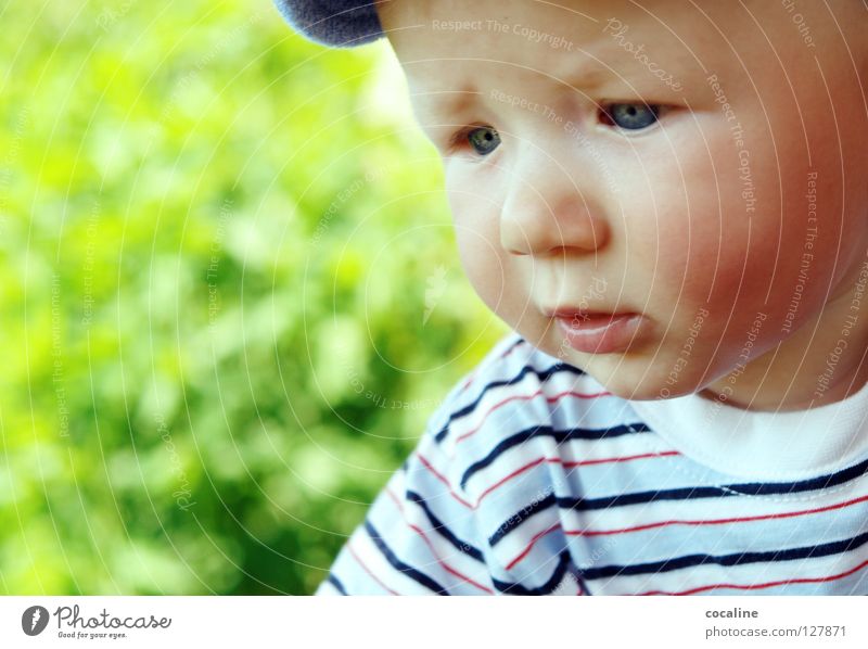 MiniDenker Baby Kind skeptisch Kleinkind Mütze gestreift Augenbraue herausfordernd Gnom süß Porträt Gesichtsausdruck Trauer Blick Junge frech Ohr Kobold Zweifel