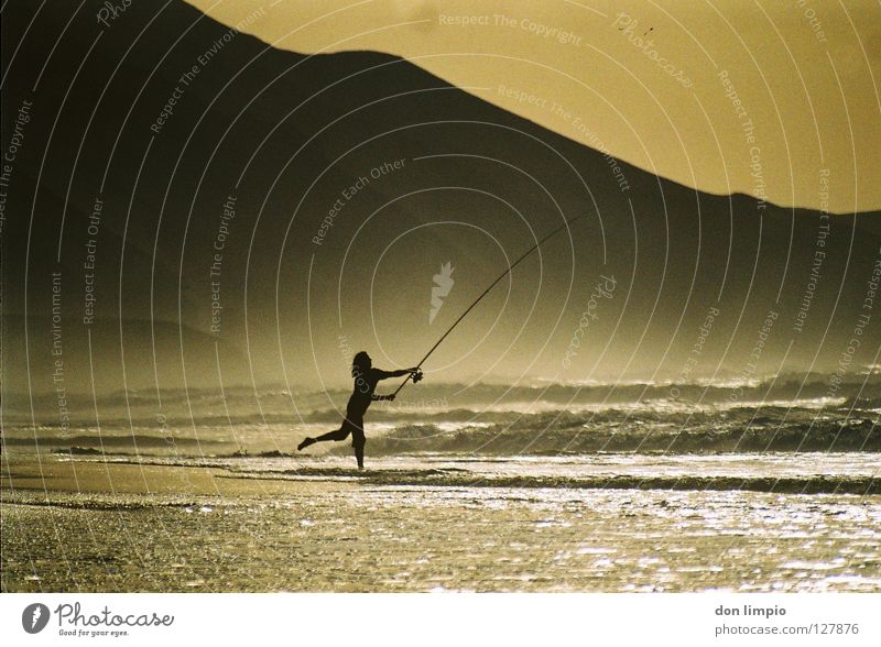 ballerienas go fishing! Angler Fuerteventura Abend Meer Wellen Gegenlicht analog Europa playa de cofete