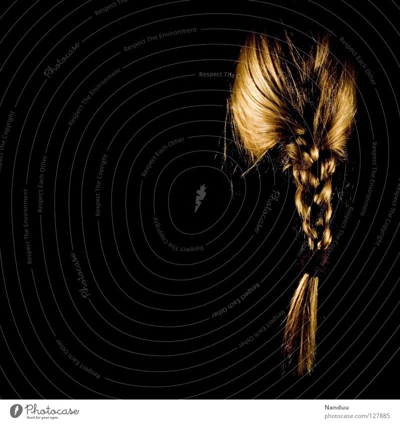 Verzopft Zopf Haare & Frisuren zusammengebunden Low Key dunkel Frau feminin schwarz blond Haarwaschmittel zerzaust unordentlich Perücke Dienstleistungsgewerbe