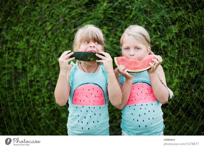 funny melons :D feminin Kind Mädchen Geschwister Schwester Kindheit 2 Mensch 3-8 Jahre beobachten Essen Blick blond frech Freundlichkeit Fröhlichkeit frisch