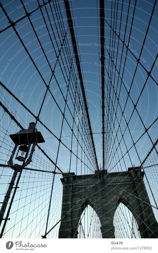 Spielplatz für Kletterkünstler III Wolkenloser Himmel Schönes Wetter Manhattan Brooklyn Stadtzentrum Brücke Bauwerk Brückenpfeiler Bogen Neogotik Wahrzeichen
