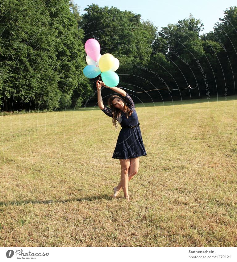 Mädchen mit Luftballons feminin Junge Frau Jugendliche Körper 18-30 Jahre Erwachsene Natur Landschaft Wiese Feld Kleid Bewegung fliegen genießen stehen Tanzen