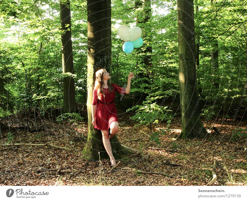 Waldgeflüster Ausflug Sommer feminin Junge Frau Jugendliche 18-30 Jahre Erwachsene Natur Baum Sträucher Kleid Luftballon ästhetisch Fröhlichkeit natürlich grün