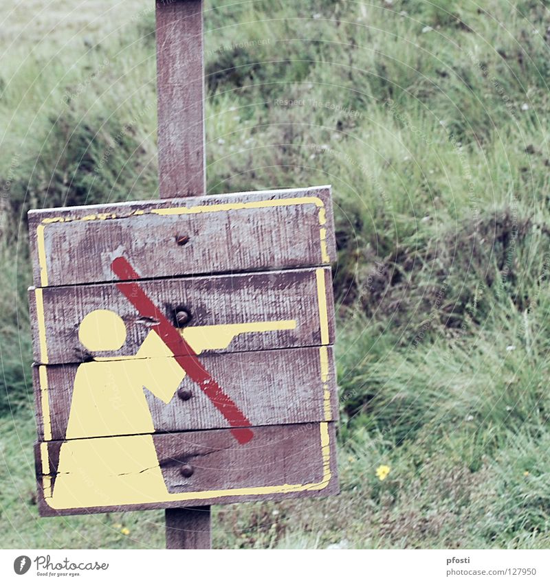 Leben und leben lassen! Jäger Tier Gewehr Verbote Park Nationalpark Tierschutz Verbotsschild Holz Wildnis Lebensraum töten schießen zielen ankern braun grün
