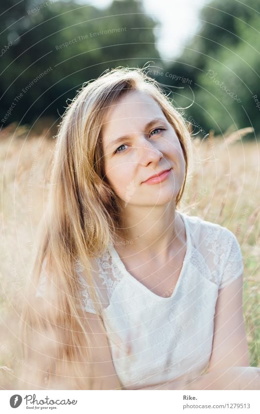 Sommerportrait. schön Mensch feminin Junge Frau Jugendliche Erwachsene Gesicht 1 13-18 Jahre Natur Feld blond langhaarig Erholung Lächeln träumen Freundlichkeit