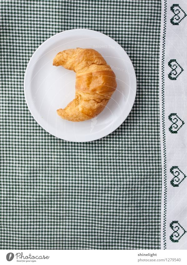 croissant love Lebensmittel Croissant Ernährung Frühstück Tischwäsche Geschirr Teller grün weiß Appetit & Hunger genießen Frühstückstisch Mahlzeit herzförmig