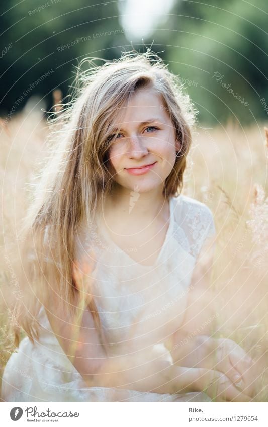 Natürlichkeit. Mensch feminin Junge Frau Jugendliche Erwachsene Gesicht 1 13-18 Jahre 18-30 Jahre Umwelt Natur Landschaft Sommer Feld Kleid blond langhaarig
