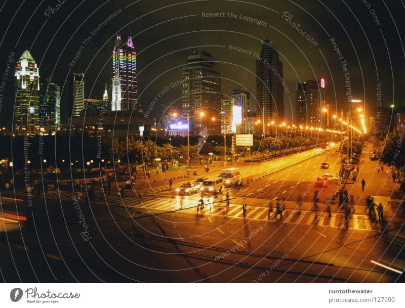 Nachtschwärmer Asien China Shanghai Nachtleben Verkehr Straßenverkehr Krach Verkehrsstau Licht Hochhaus Streetlife Strahlung Chinese Chinesisch grell Physik