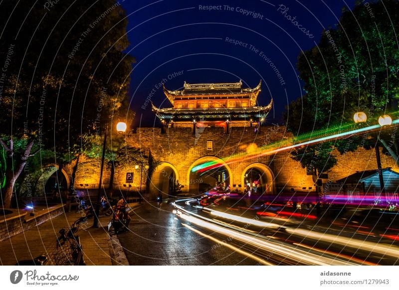 Gate Suzhou China Asien Stadt Stadtzentrum Stadttor Mauer Wand Sehenswürdigkeit Kraft Krieg Tourismus Straße Lichtzieher Verkehrswege Altstadt Farbfoto